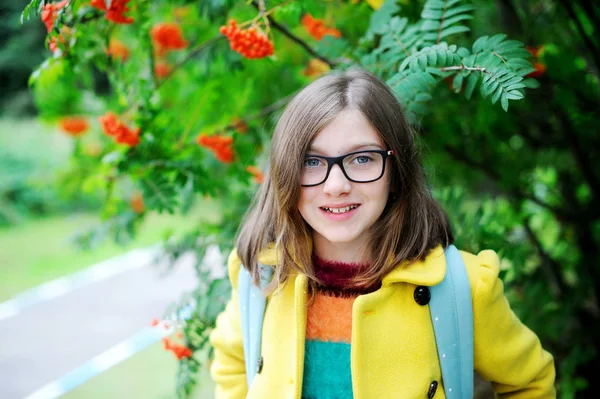 Mädchen mit Schulrucksack — Stockfoto