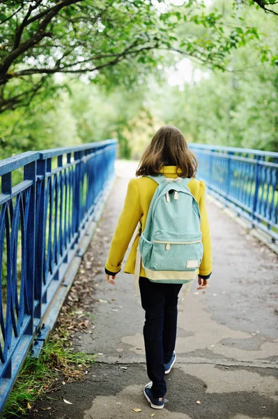 Κορίτσι με backpack σχολείο Εικόνα Αρχείου