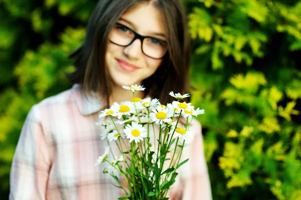 Портрет подростка с букетом маргаритки — стоковое фото