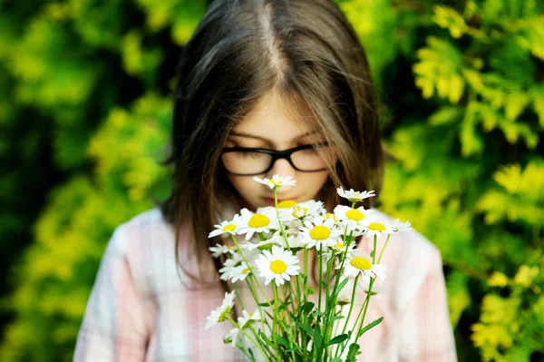 ヒナギクの花束を持つ肖像画の十代 — ストック写真