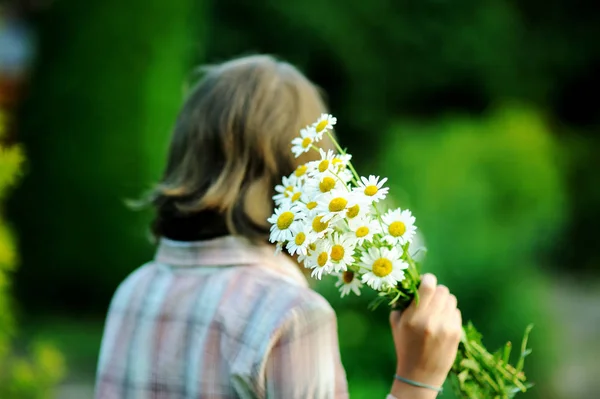 Portrait teenage with bouquet of daisies — Stock Photo, Image