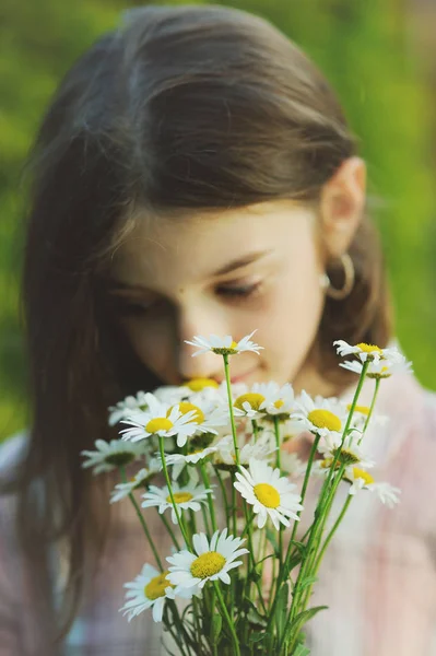 Portrait teenage with bouquet of daisies — Stock Photo, Image