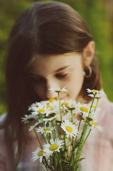 ヒナギクの花束を持つ肖像画の十代 — ストック写真