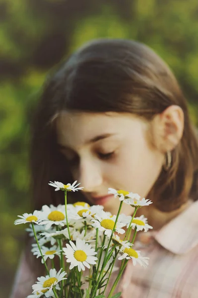 Portrait teenage with bouquet of daisies — Stock Photo, Image