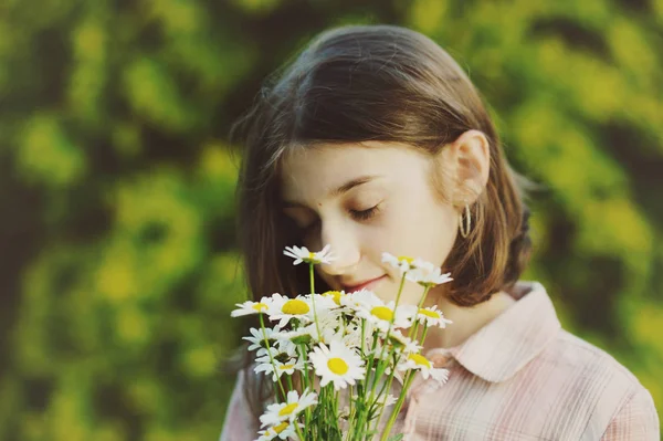 Portrétní dospívání s kyticí sedmikrány — Stock fotografie