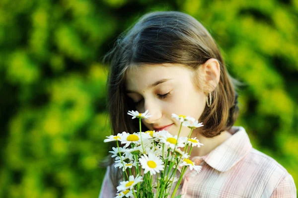 Portrait adolescent avec bouquet de marguerites — Photo