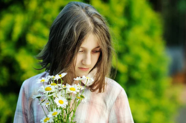 Ritratto adolescente con mazzo di margherite — Foto Stock