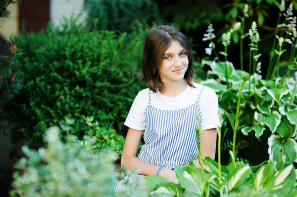 Hermosa chica adolescente sonriente en blusa azul, contra verde del parque de verano. — Foto de Stock