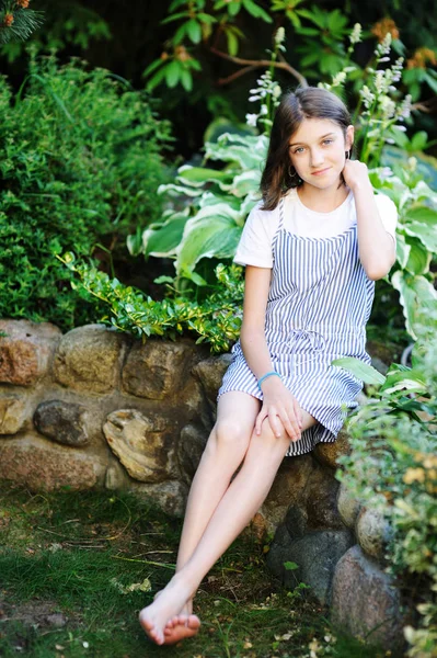 Mooi lachend tienermeisje in blauwe blouse, tegen groen van zomerpark. — Stockfoto