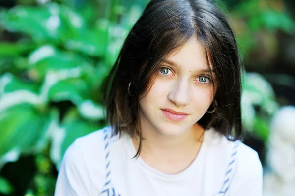 Hermosa Chica Adolescente Sonriente Blusa Azul Contra Verde Del Parque — Foto de Stock