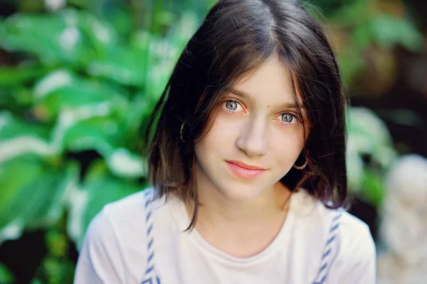 Bela Menina Adolescente Sorridente Blusa Azul Contra Verde Parque Verão — Fotografia de Stock