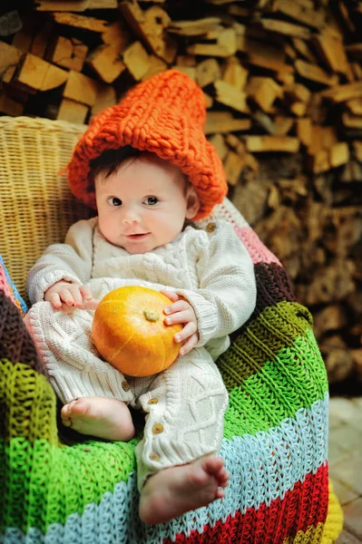 Chlapeček s dýní — Stock fotografie