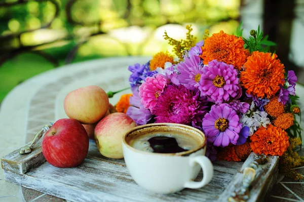 Cup of coffee and flowers — Stock Photo, Image