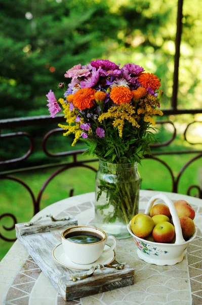 Tasse Kaffee und Blumen — Stockfoto