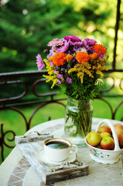 Cup of coffee and flowers — Stock Photo, Image