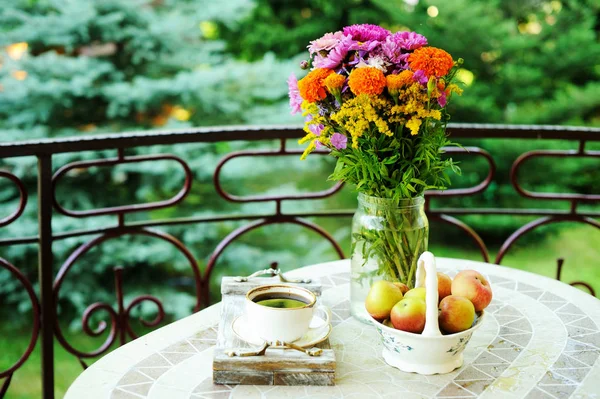 Tasse Kaffee und Blumen — Stockfoto