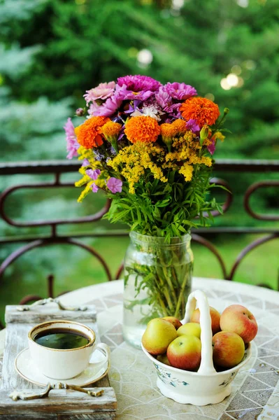Tazza di caffè e fiori — Foto Stock