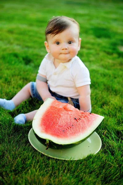 漂亮的小男孩以成熟的西瓜为食 — 图库照片