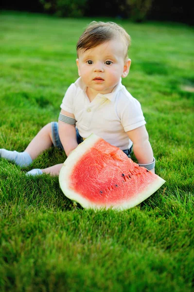 漂亮的小男孩以成熟的西瓜为食 — 图库照片