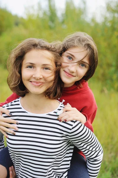 Dois adolescentes gilrs — Fotografia de Stock