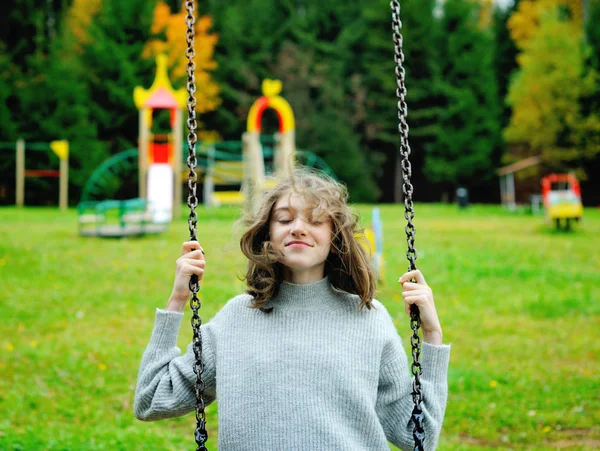 Adolescente menina no balanço — Fotografia de Stock