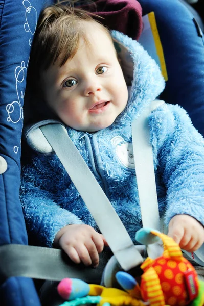 Bebê brincando com brinquedo no assento do carro — Fotografia de Stock
