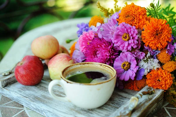 Bir fincan kahve ve çiçek. Telifsiz Stok Fotoğraflar
