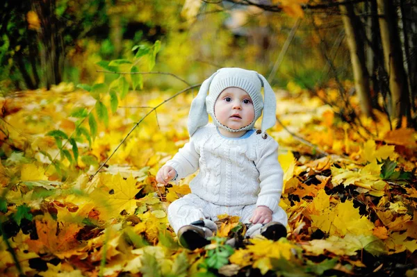 Bebê recém-nascido bonito no parque de outono beaty — Fotografia de Stock