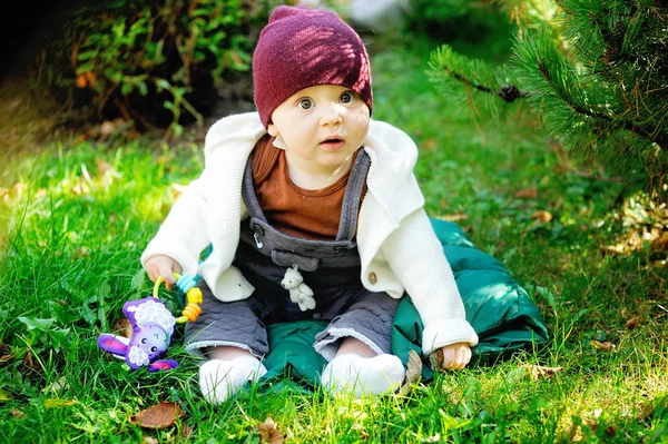 Bebê recém-nascido bonito em lã quente chapéu de malha e suéter — Fotografia de Stock