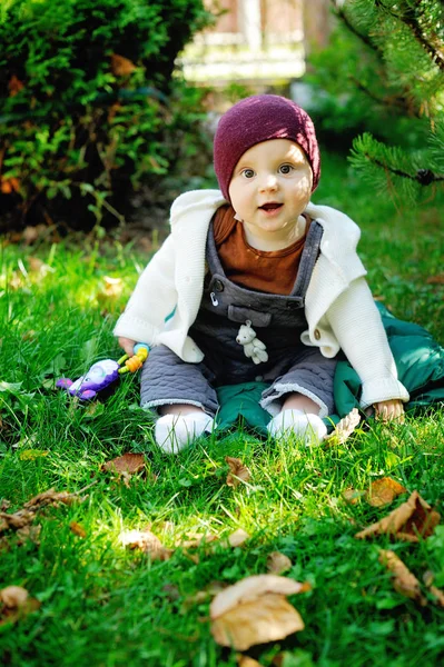 Χαριτωμένο μωρό νεογέννητο σε πλεκτό καπέλο ζεστό μαλλί και πουλόβερ — Φωτογραφία Αρχείου