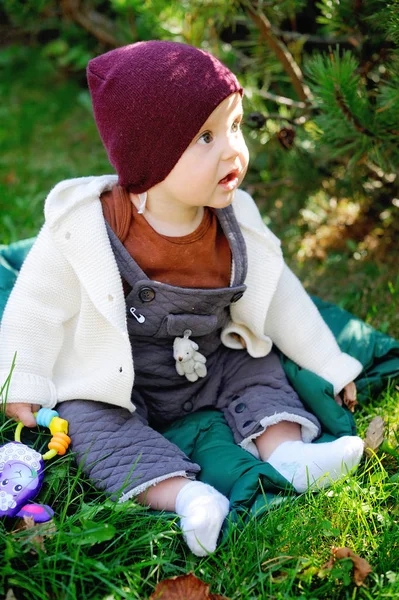 Schattige pasgeboren baby in warme wol gebreide muts en trui — Stockfoto
