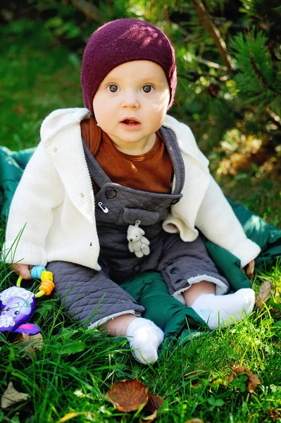 Schattige pasgeboren baby in warme wol gebreide muts en trui — Stockfoto