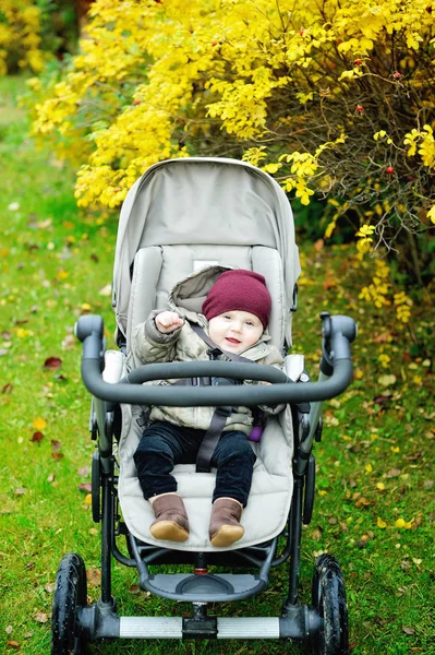 Menino em quente no carrinho de bebê moderno — Fotografia de Stock