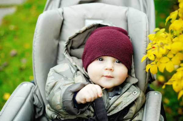 Μωρό αγόρι σε ζεστό στο σύγχρονο καροτσάκι — Φωτογραφία Αρχείου