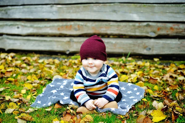 Carino neonato in calda lana a maglia cappello e maglione — Foto Stock