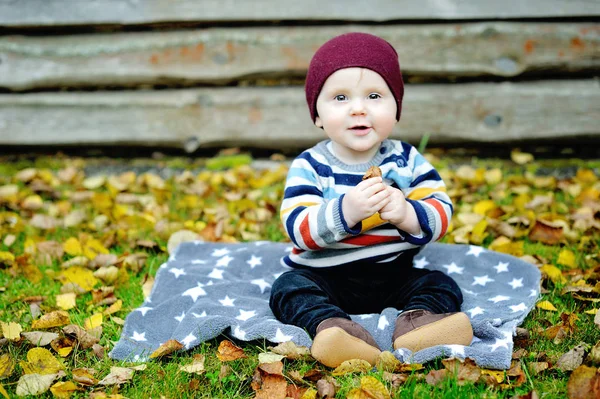 Söta nyfödda baby i varm ull Stickad mössa och tröja — Stockfoto