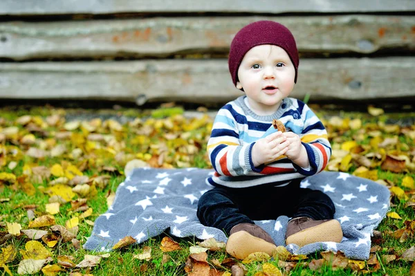 Carino neonato in calda lana a maglia cappello e maglione — Foto Stock