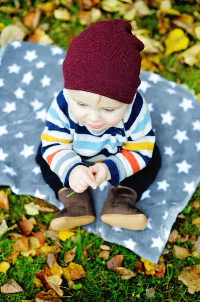 Lindo bebé recién nacido en un cálido sombrero de punto de lana y suéter —  Fotos de Stock