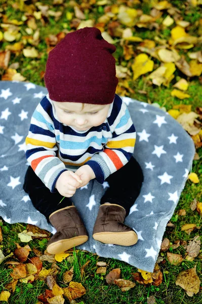 かわいい新生児暖かいウール ニット帽子とセーター — ストック写真