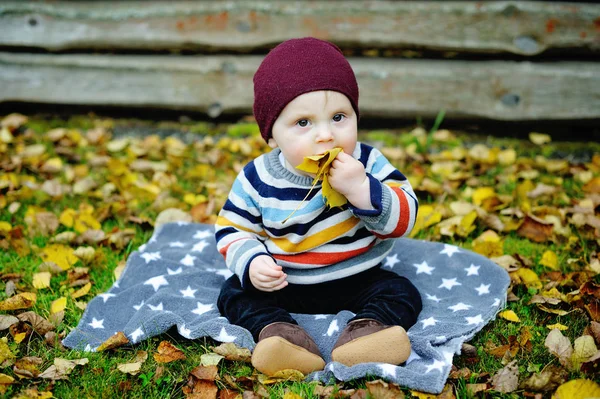 Cute newborn baby in warm wool knitted hat and sweater — Stock Photo, Image