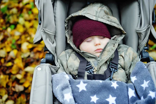 Baby pojke i varm i modern barnvagn — Stockfoto