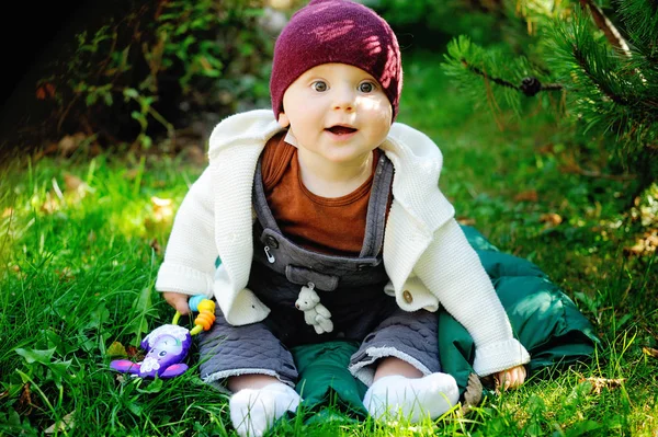 Mignon nouveau-né en laine chaude tricot chapeau et pull Images De Stock Libres De Droits