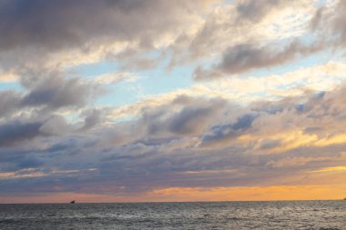 Günbatımı gökyüzü arka plan denizin üzerinde.