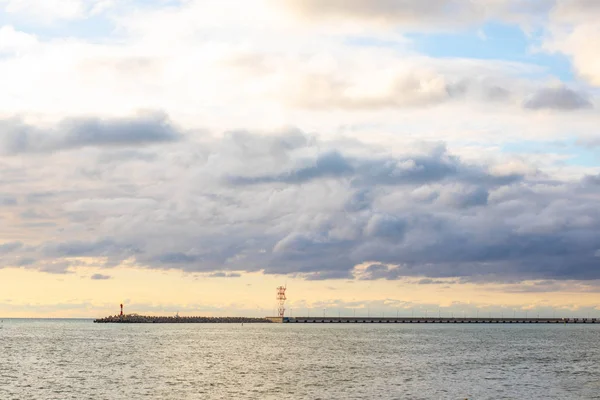 Gökyüzü arka plan bağlantı noktası ve deniz üzerinde. Doğa arka plan
