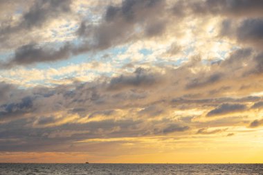 Günbatımı gökyüzü arka plan Karadeniz üzerinde. 
