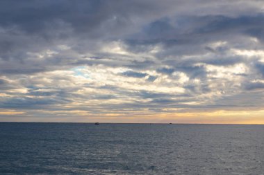 Günbatımı gökyüzü arka plan Karadeniz üzerinde. 