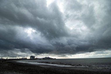 Fırtına bulutları denizin kenarında