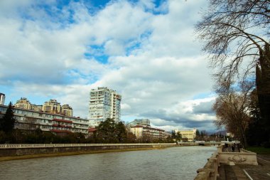 Şehir ve nehir manzarası 
