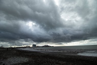 Fırtına bulutları denizin kenarında