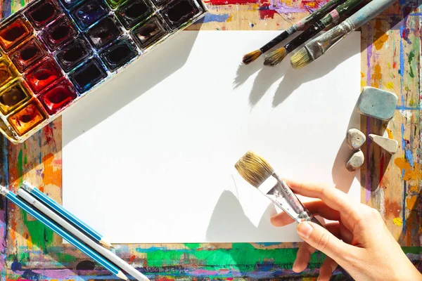 El boya fırçası ile kağıt üzerine çizim